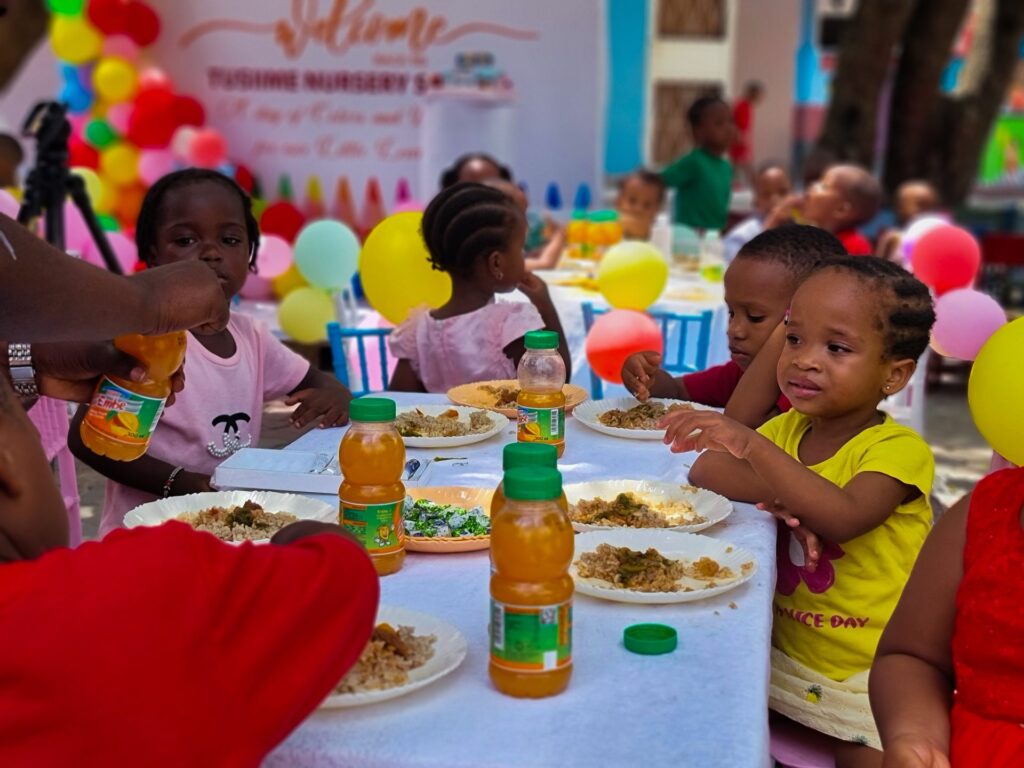Lunch together under the balloons