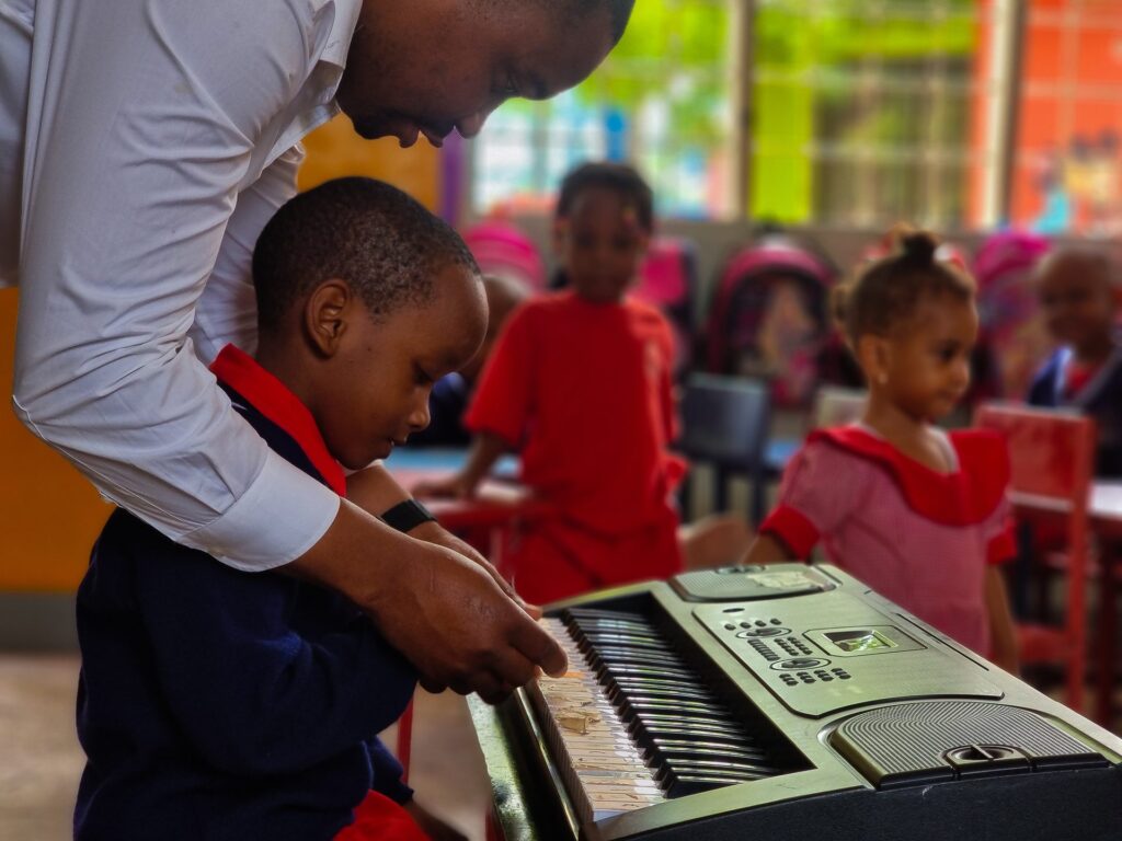 A first keyboard lesson, guided hand by hand.