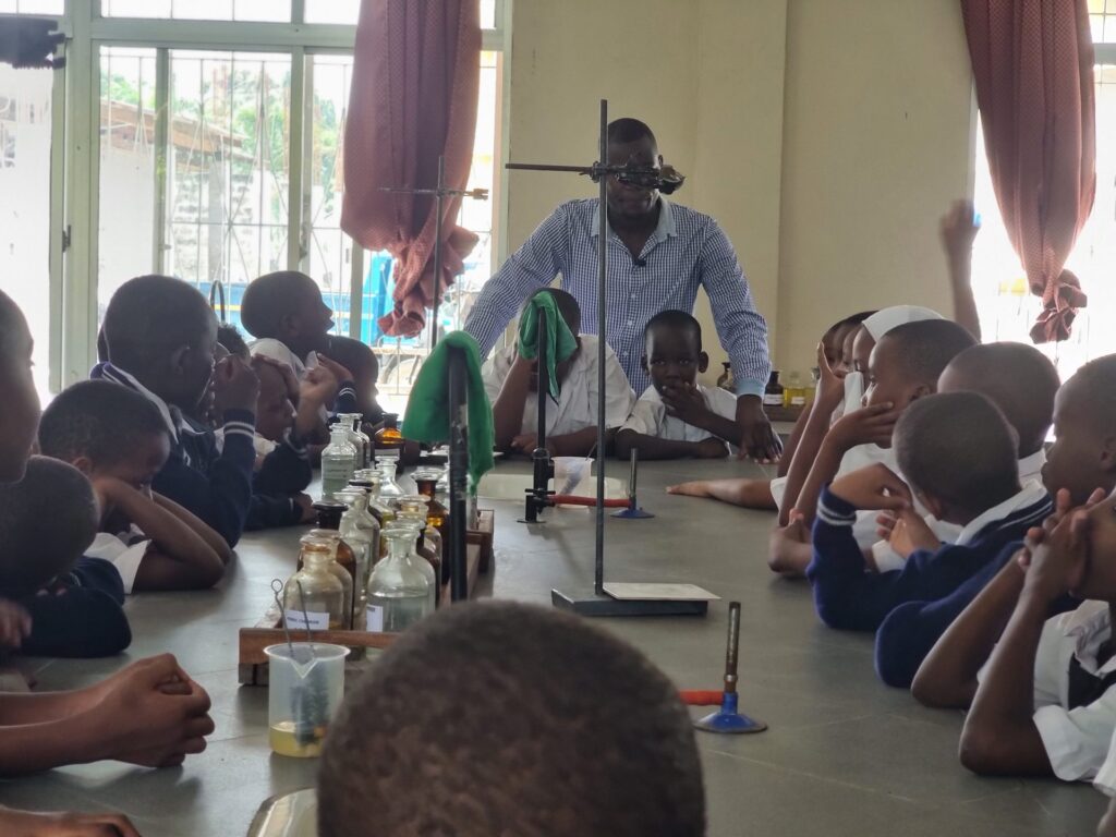 A demonstration at the retort stand