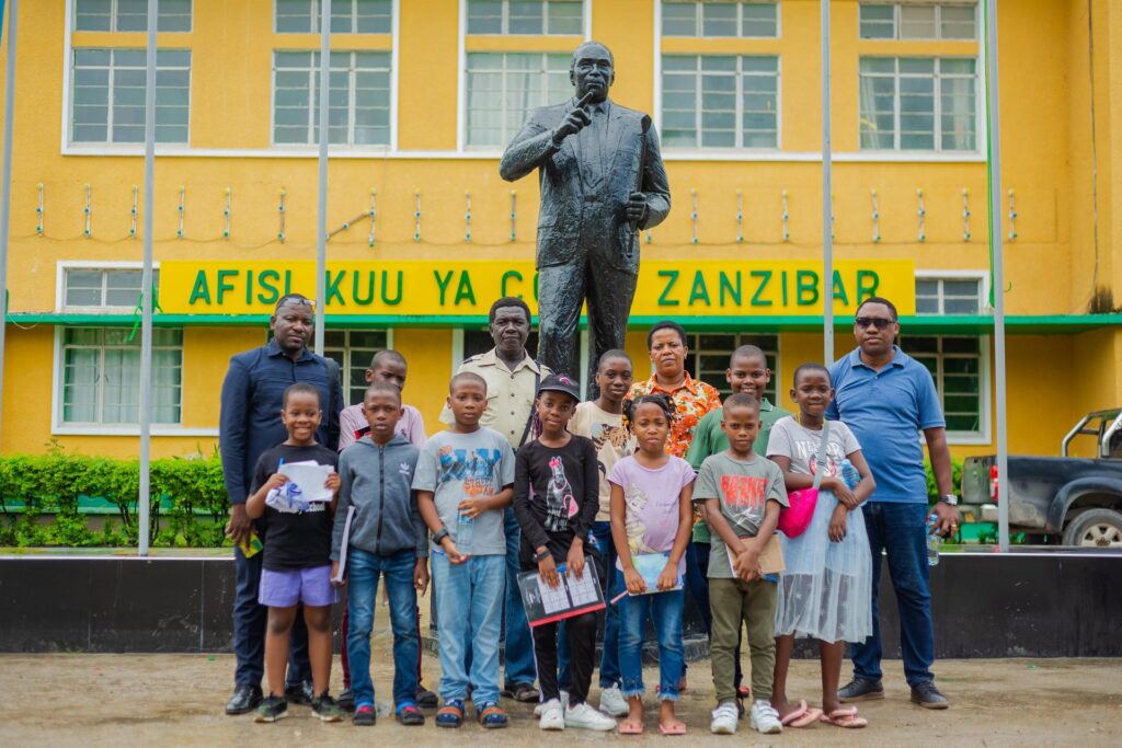 Group photo at the monument in Stone Town.